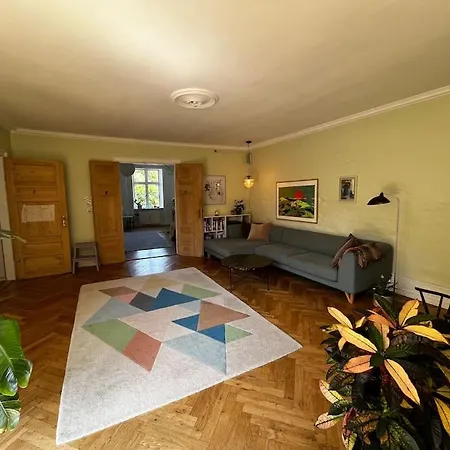 Spacious Family-friendly Apartment *