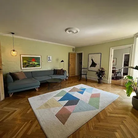 Spacious Family-friendly Apartment *